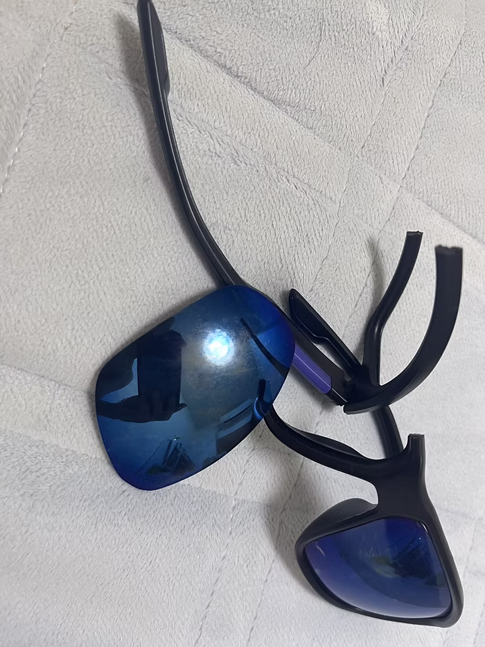 壊れたサングラス